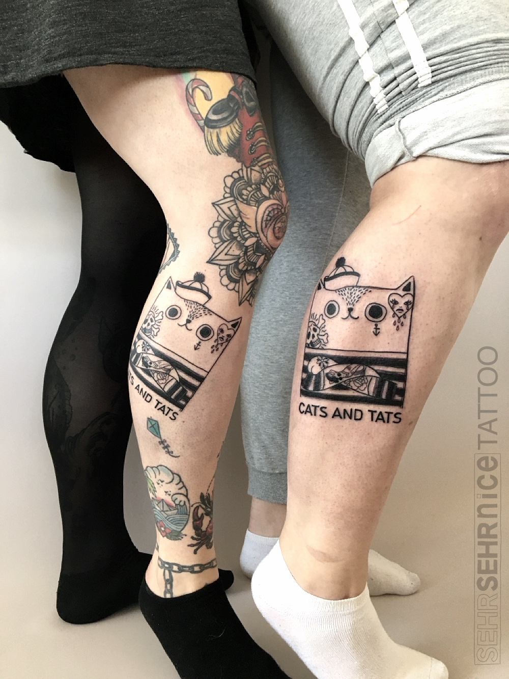 Partner Tattoo mit zwei Katzen Motiven am Bein in Schwarz-Grau