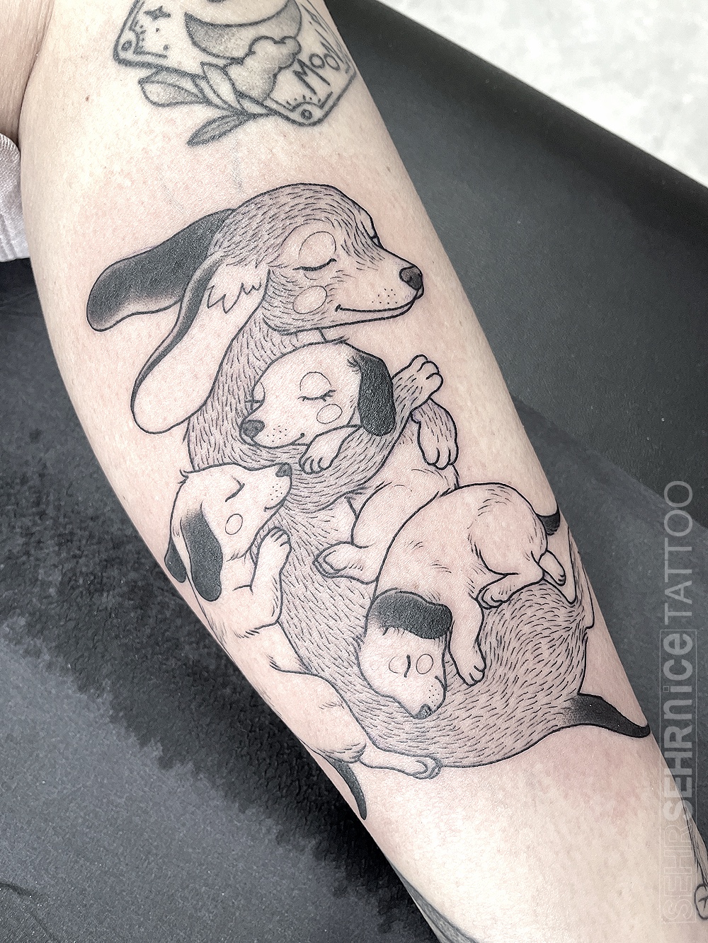 Hunde Tattoo mit Muttertier und drei Kindern in Schwarz-Grau