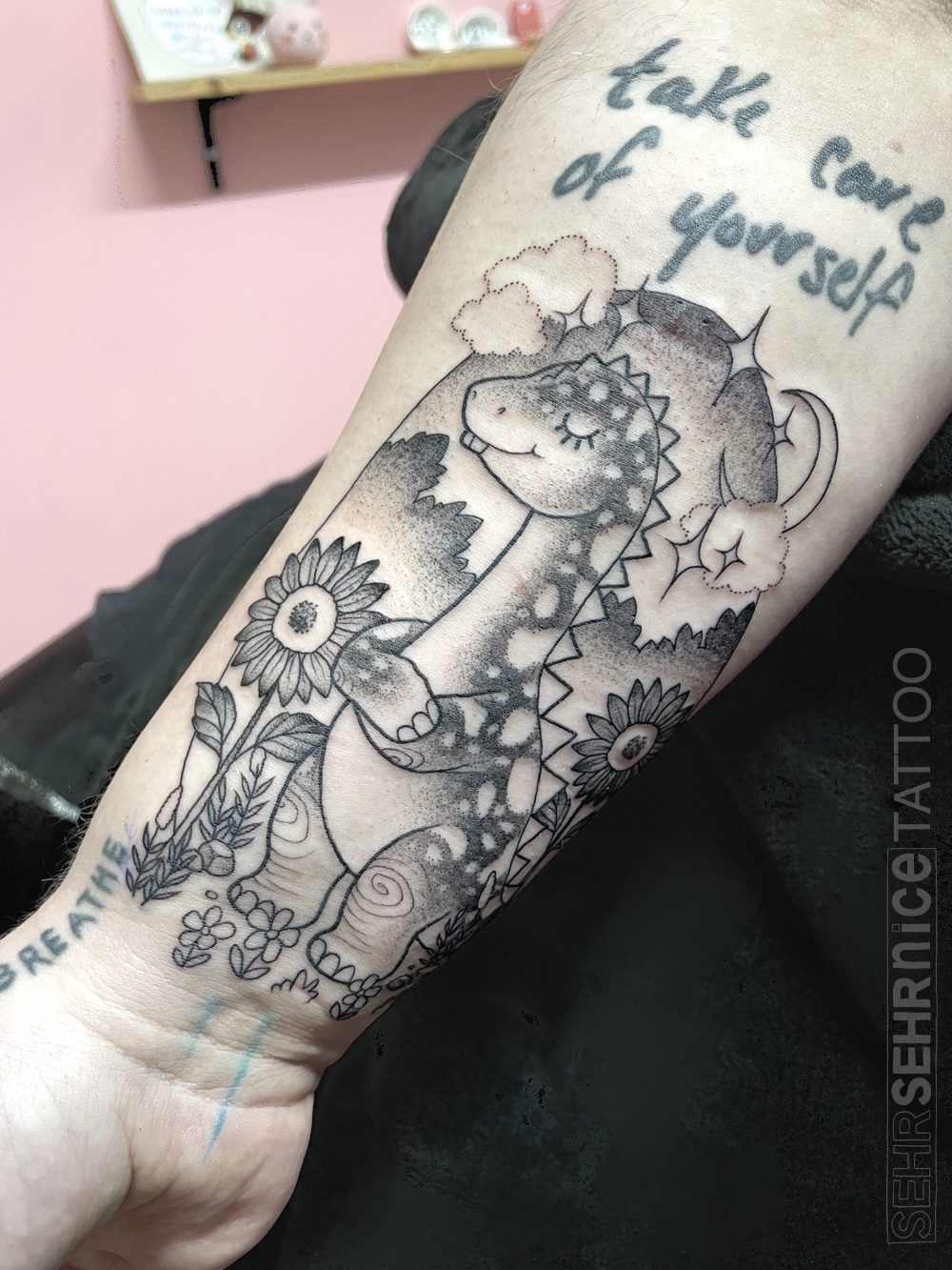 Dinosaurier Tattoo mit Blumen und Landschaft in Schwarz-Grau