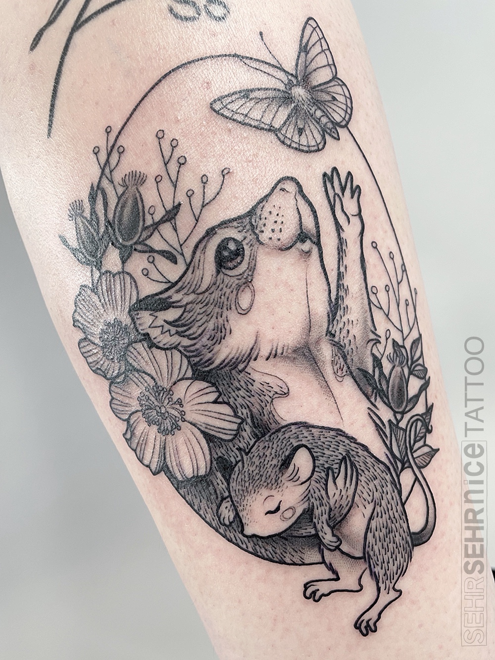 Mäuse Tattoo mit Mutter und Kind, Blumen und Schmetterling in Schwarz-Grau