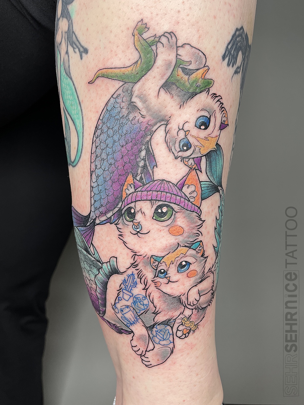 Farbiges Mama Tattoo mit Meerjungkatzen und zwei Söhnen als Familiensymbol