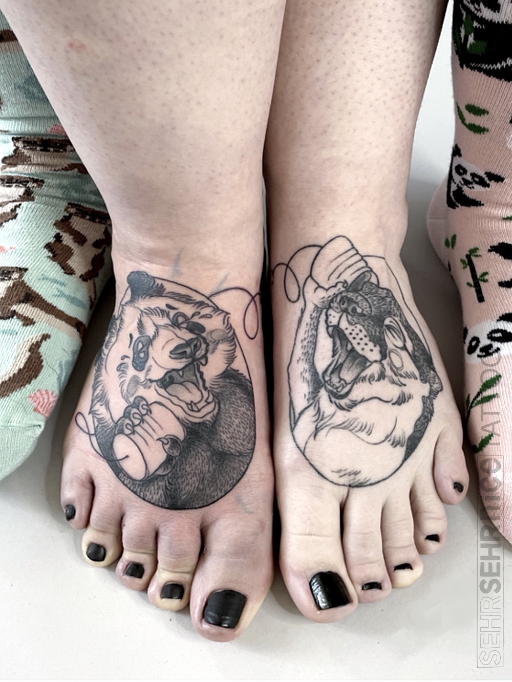 Partner Tattoo mit Panda und Otter auf den Füßen in Schwarz-Grau