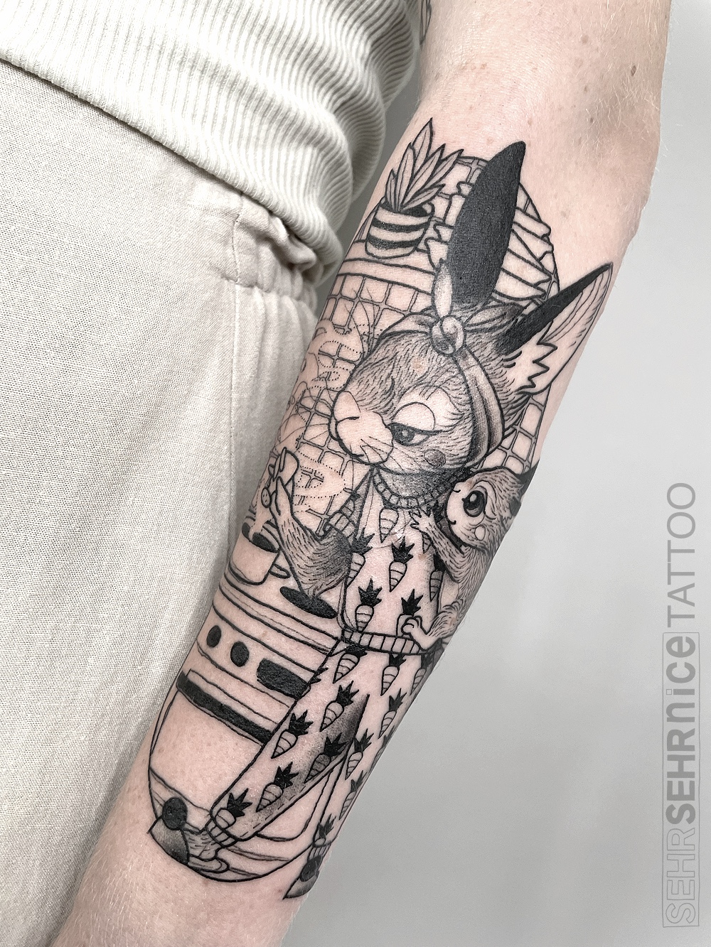 Hasen Tattoo mit Kind in Schwarz-Grau als Tattoo für die Tochter