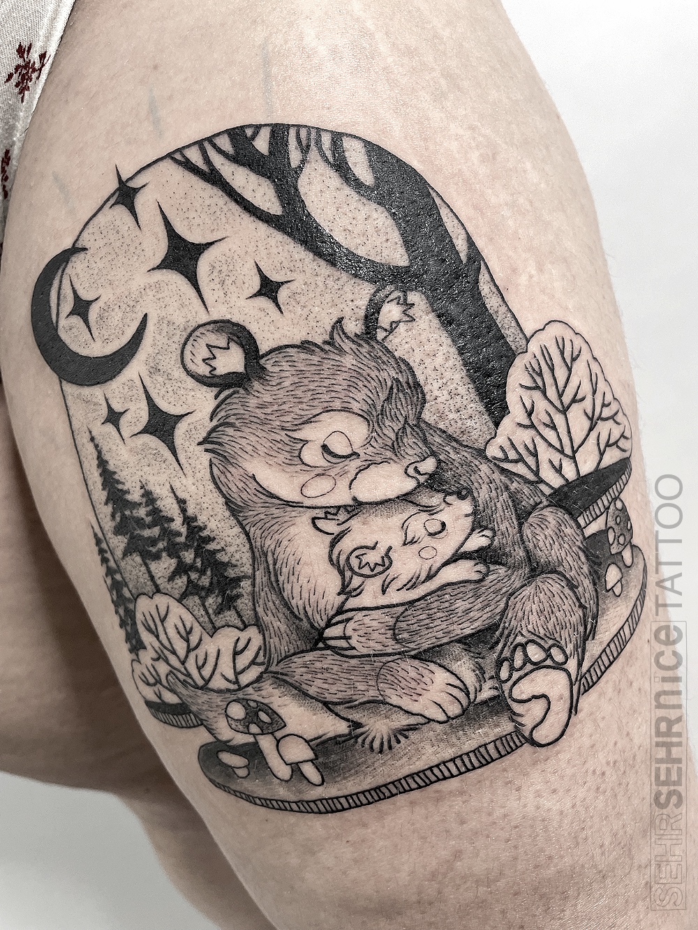Bären Tattoo mit Kind in Schwarz-Grau als Tattoo für Kinder mit Bedeutung