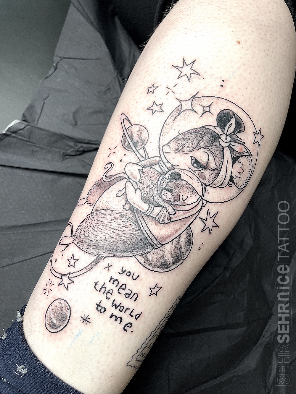 Maus Tattoo mit Kind im Weltraum in Schwarz-Grau als Tattoo für die Tochter