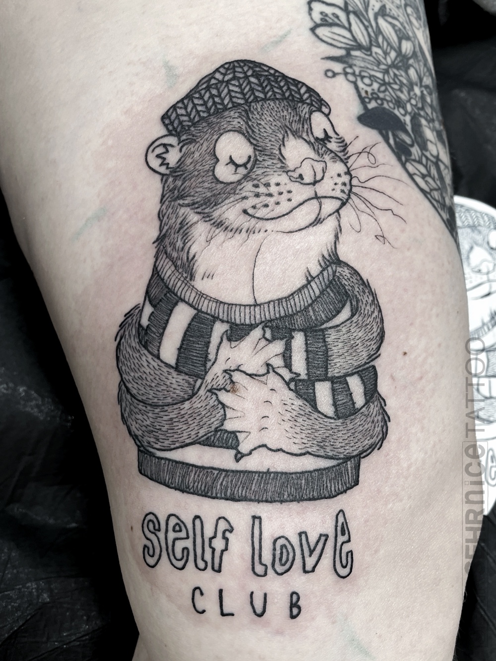 Otter Tattoo mit Schriftzug „Self Love Club“ in Schwarz-Grau