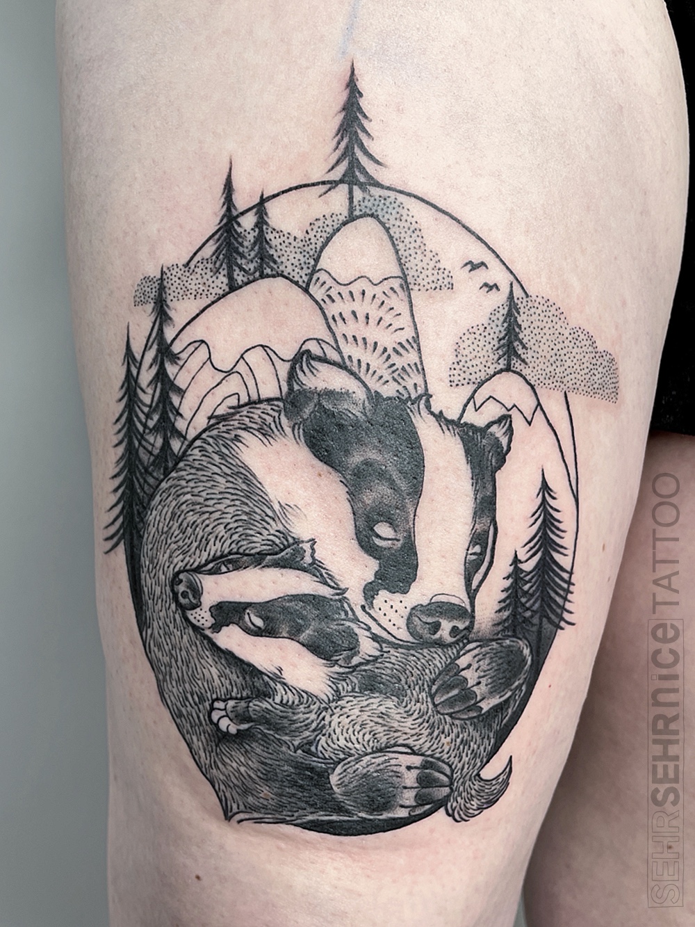 Dachs Tattoo mit Kind in Schwarz-Grau als Tattoo für die Kinder