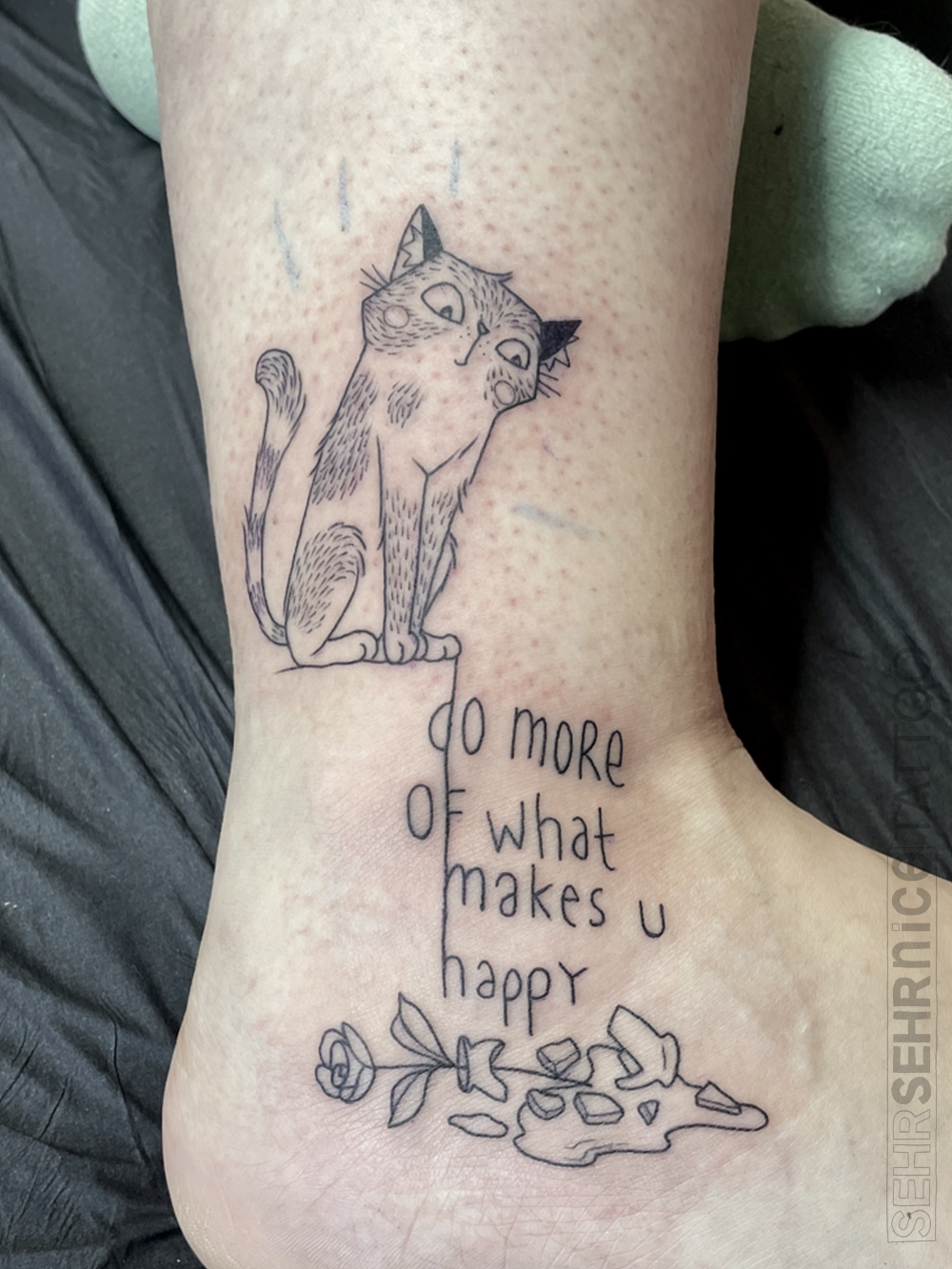 Katzen Tattoo mit Schriftzug „do more of what makes u happy“ in Schwarz-Grau
