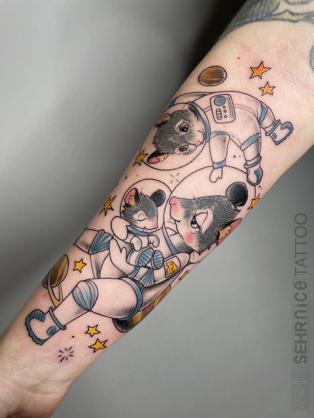 Farbiges Tattoo für die Tochter mit Mäusemutter und Kind im Weltraum