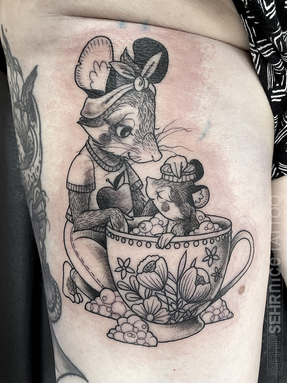 Mäuse Tattoo mit Mutter und Kind in Teetasse in Schwarz-Grau