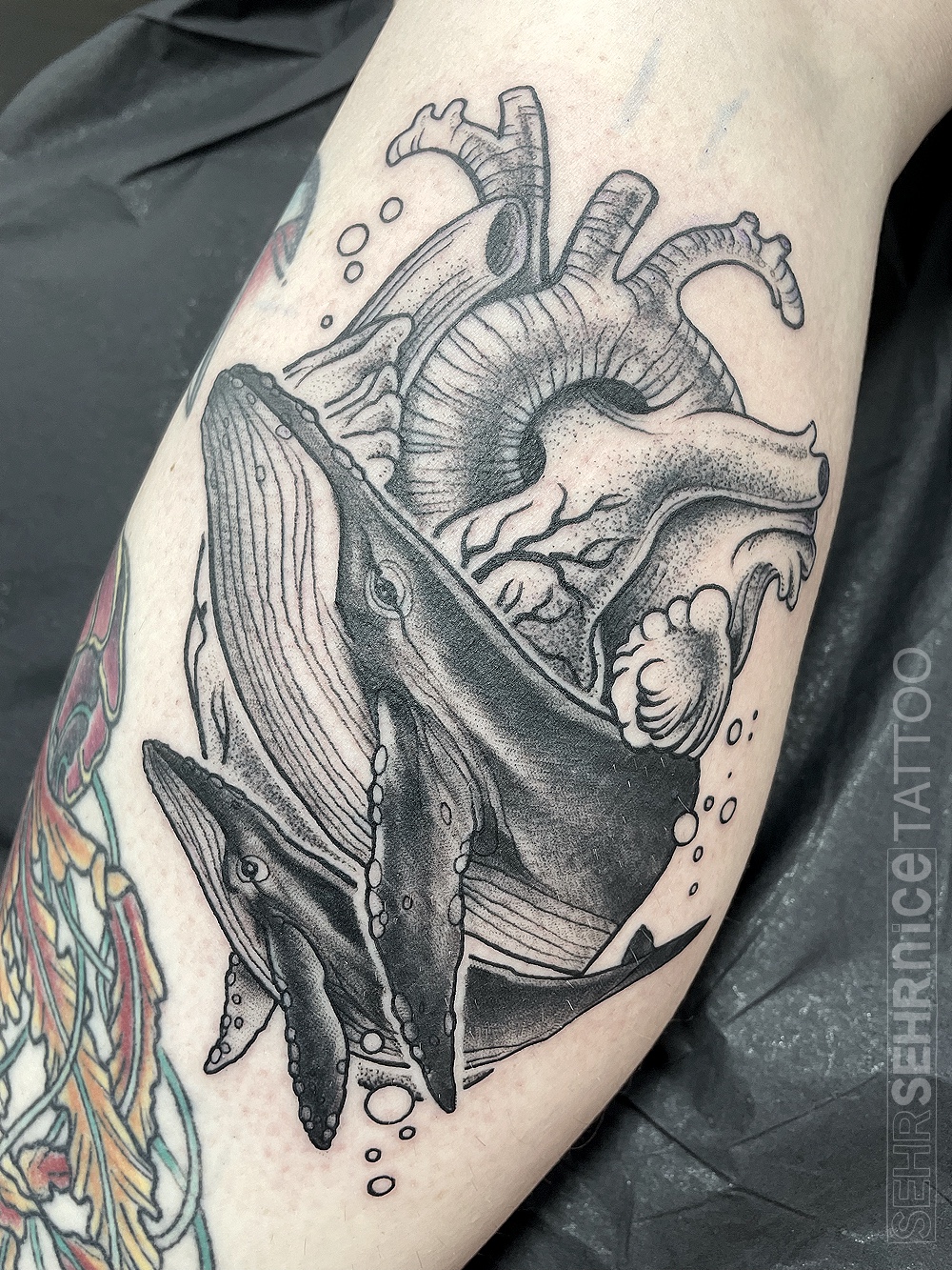 Wal Tattoo mit anatomischem Herz in Schwarz-Grau als Tattoo für Kinder