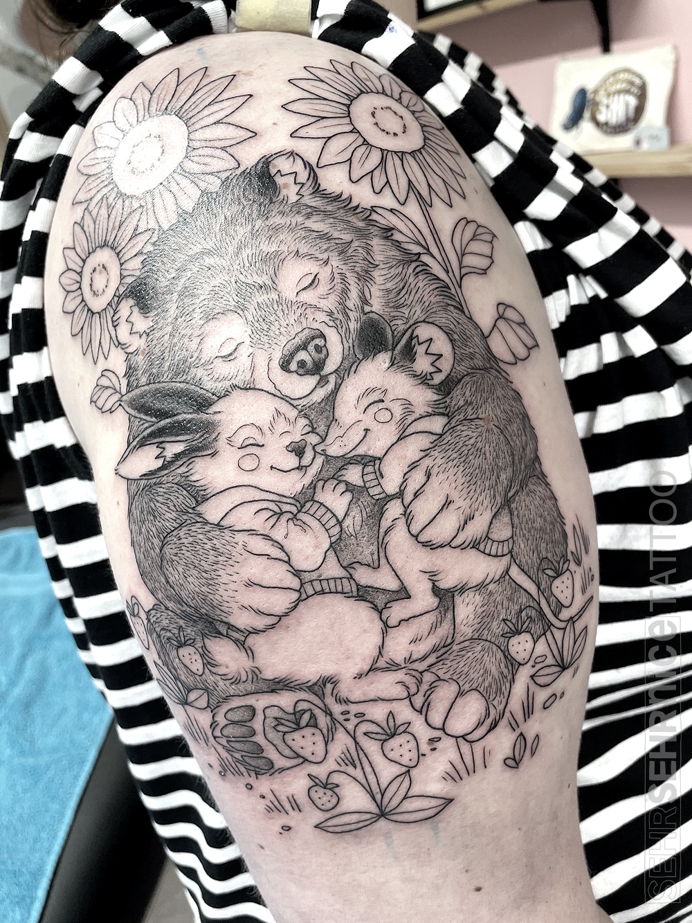 Schwarz-graues Mama Tattoo mit Bärin, Hase und Maus als Familienmotiv