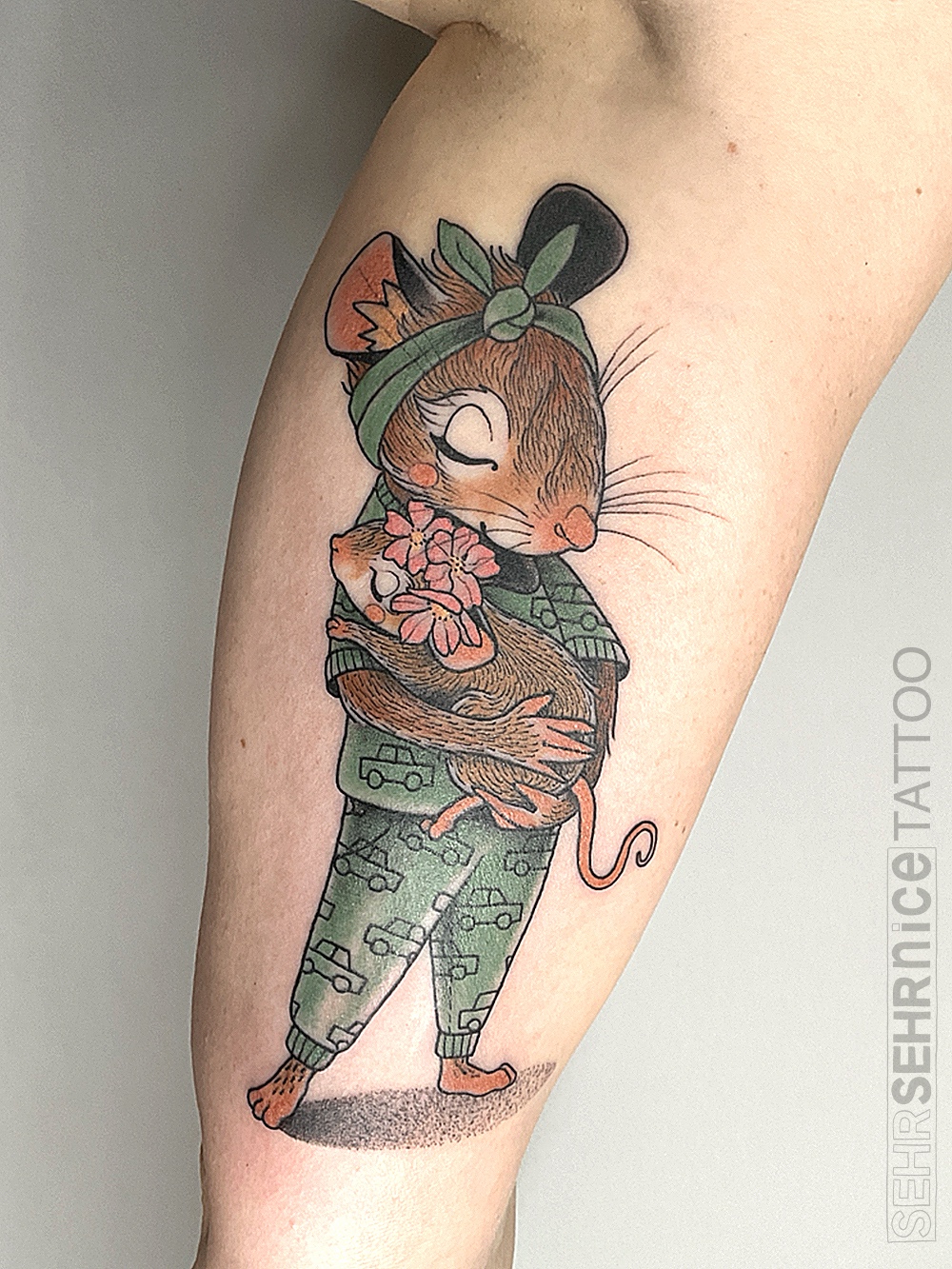 Farbiges Mama Tattoo mit Mäusemutter und Tochter in Umarmung